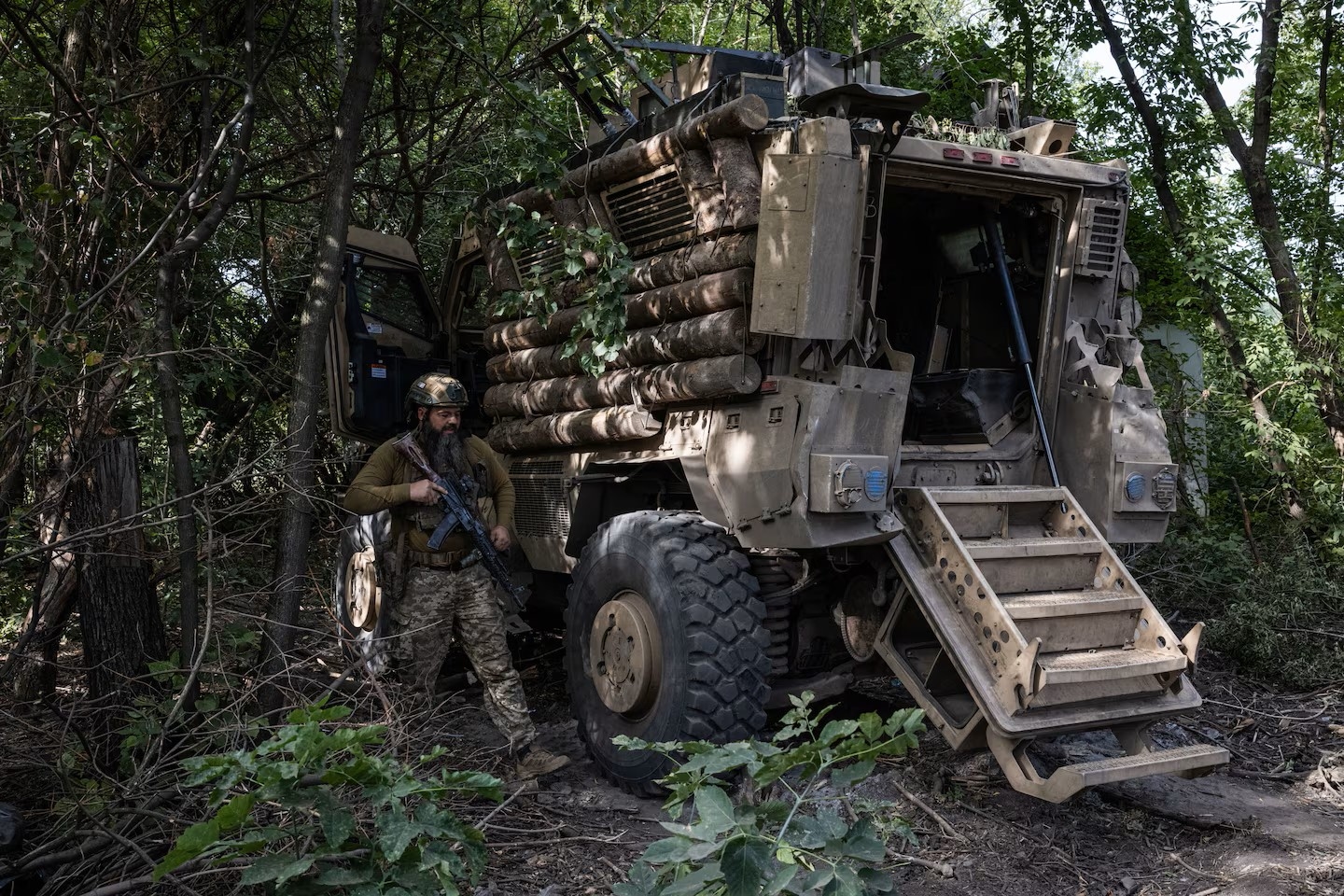 Украинский MRAP MaxxPro c дополнительной защитой бортов из бревен