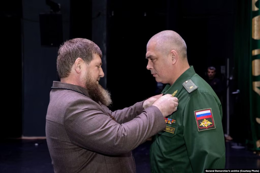 Рамзан Кадыров награждает Демурчиева орденом Ахмата Кадырова