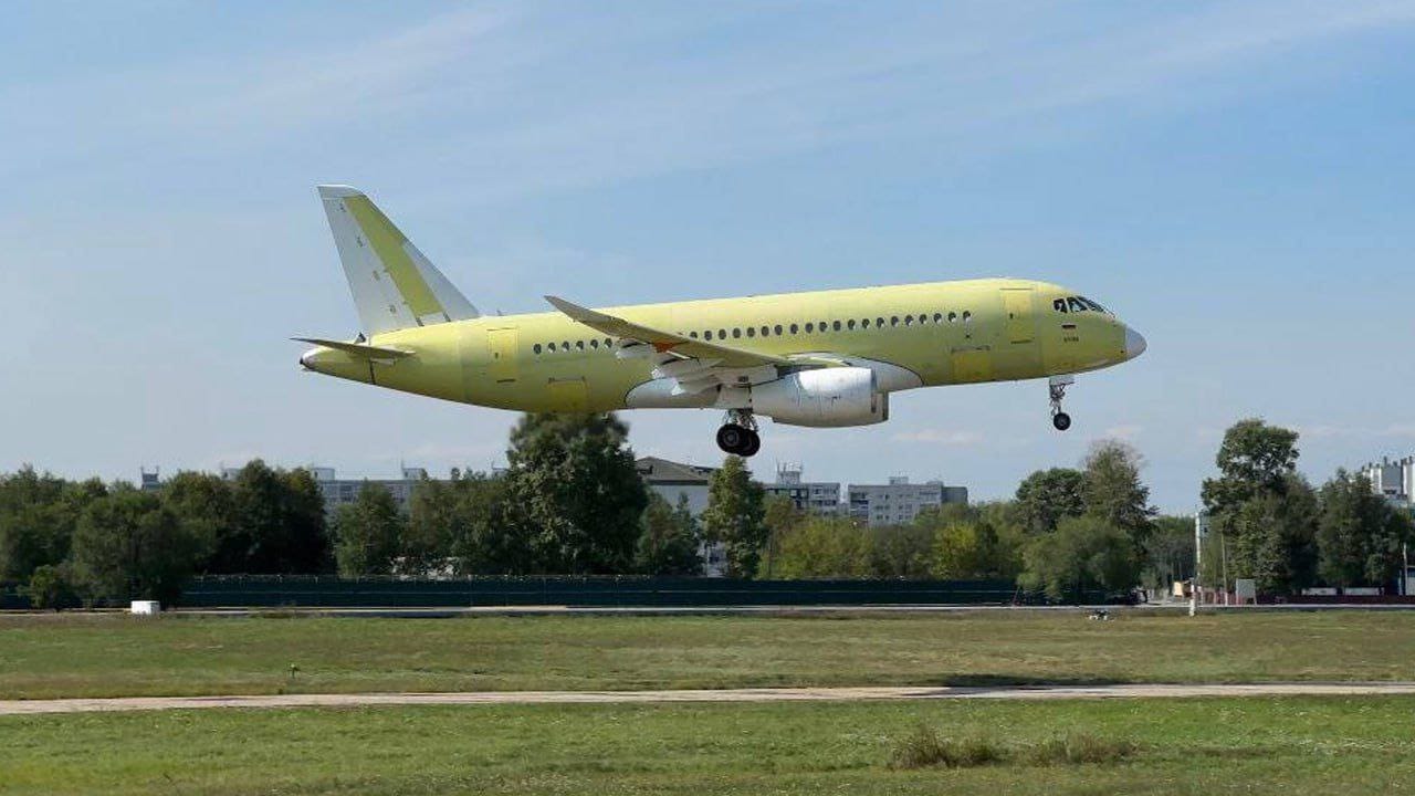 Минпромторг показал видео первого полета «импортозамещенного» SJ-100. В нем иностранные компоненты и франко-российский двигатель