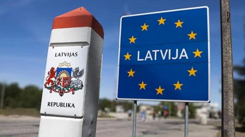 Власти Латвии пообещали не отбирать у россиян личные вещи на границе и автомобили на территории ЕС
