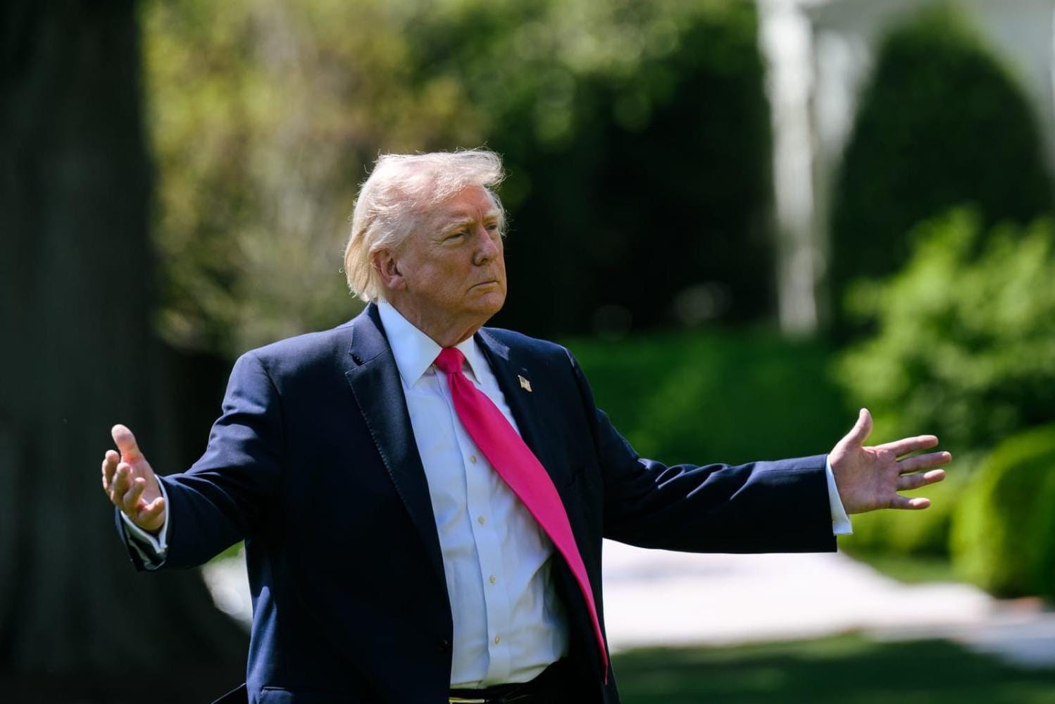 Трамп заявил, что продлевает режим прекращения огня с Ираном «до завершения переговоров». До этого он говорил, что США возобновят удары