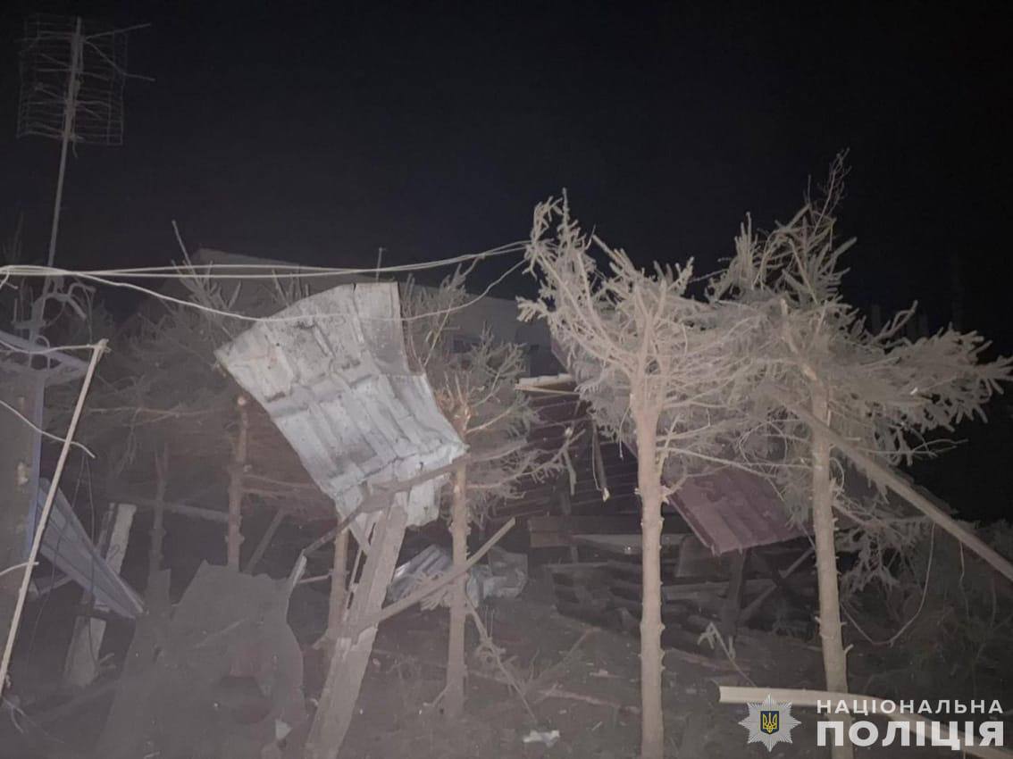 Последствия воздушного удара в Семеновке в Черниговской области